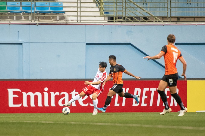 Cong Phuong (no. 21) plays a brilliant match against Hougang United. (Photo: AFC)