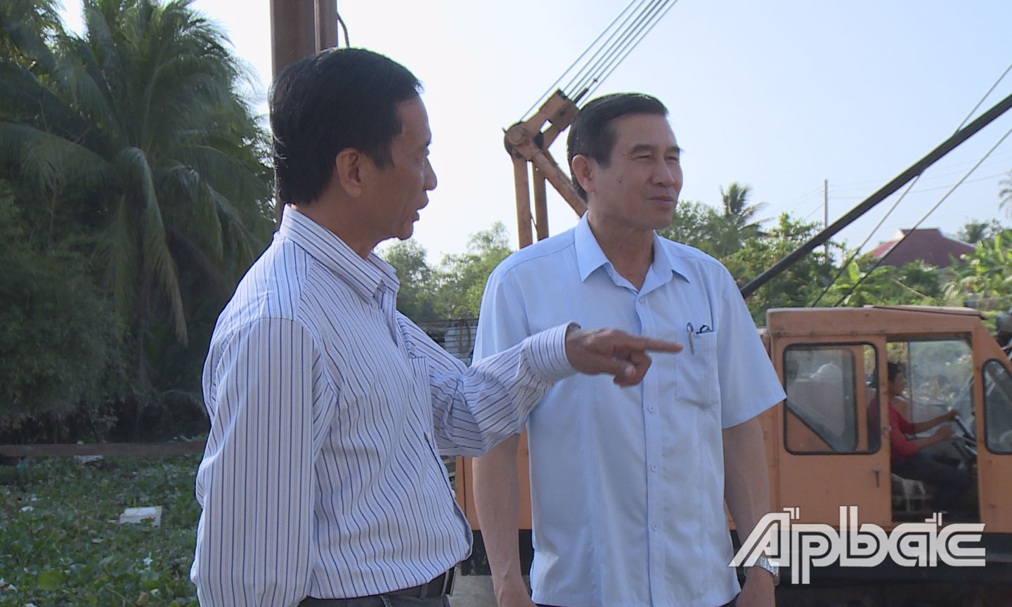  Đồng chí Lê Văn Hưởng (bên phải) trao đổi với lãnh đạo Sở Nông nghiệp và Phát triển nông thôn.