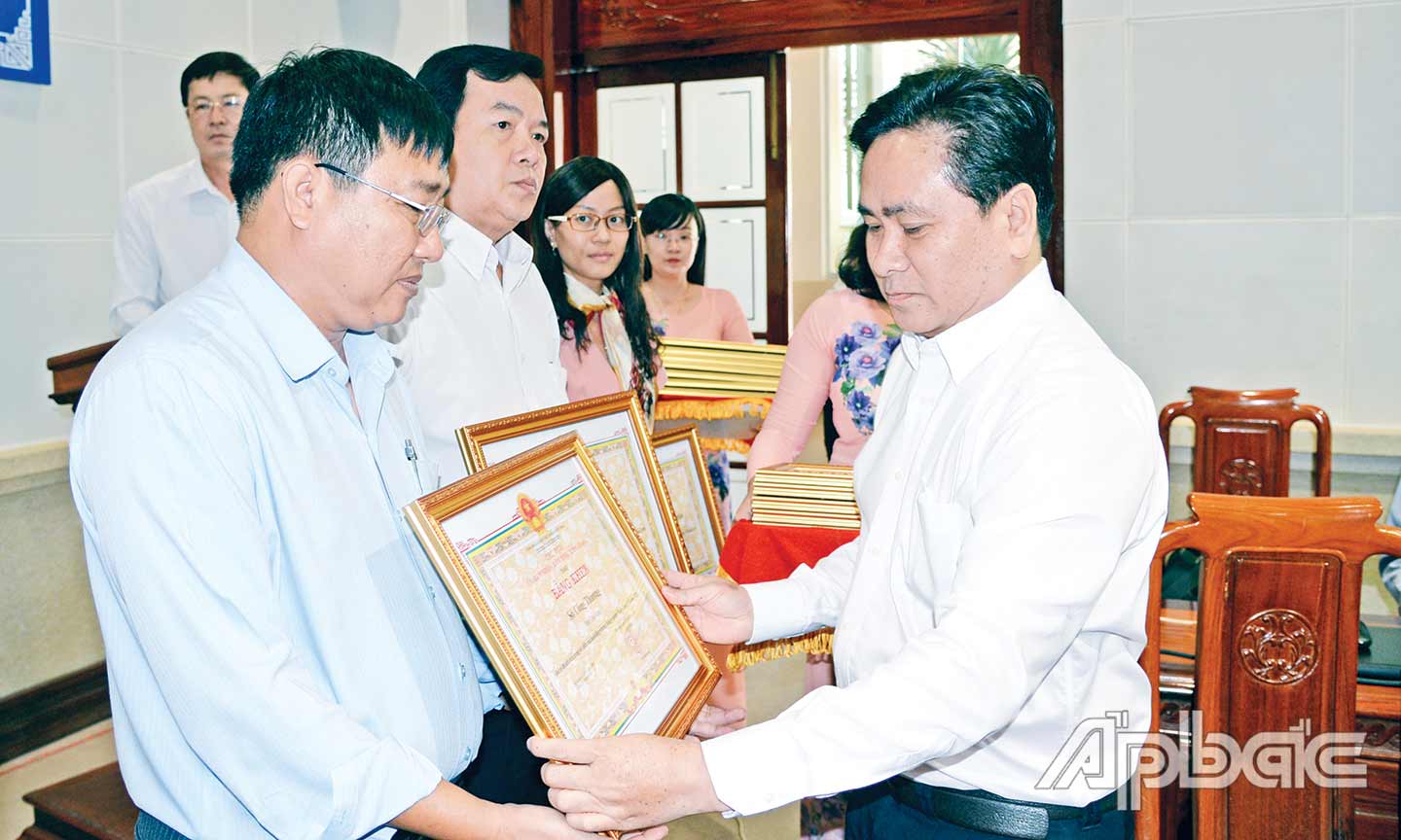 Đồng chí Trần Văn Dũng trao Bằng khen của UBND tỉnh cho các tập thể có thành tích trong tổ chức các hoạt động mừng Đảng - mừng xuân Canh Tý 2020.