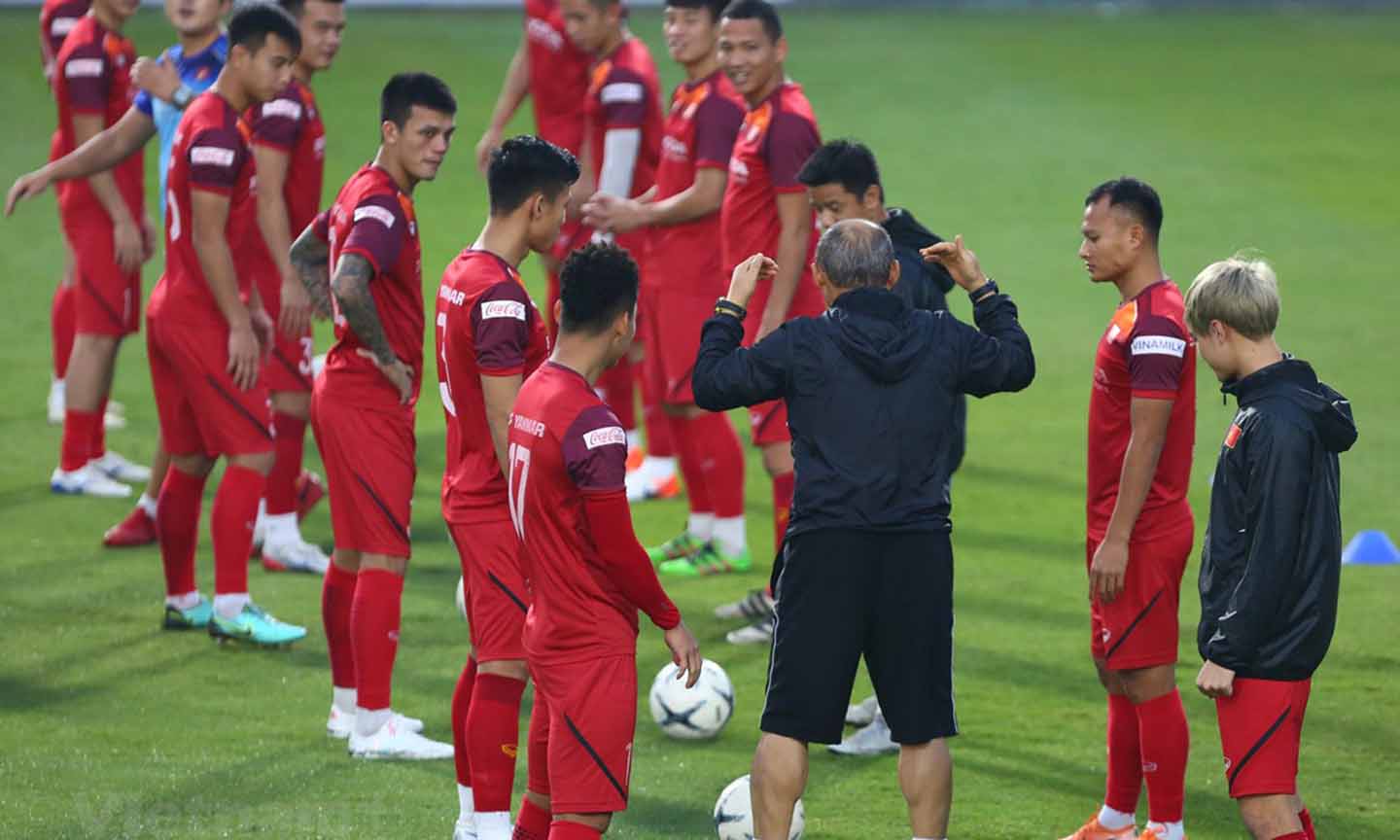 Huấn luyện viên Park Hang-seo sẽ phải đau đầu điều chỉnh hàng phòng ngự tuyển Việt Nam vì thiếu vắng nhiều trụ cột. (Ảnh: Nguyên An/Vietnam+) 
