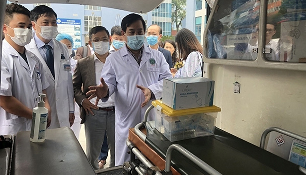 A delegation from the Ministry of Health inspect an ambulance run by the Rapid Response Team No. 1 at Thai Nguyen Provincial Hospital. (Photo: NDO)