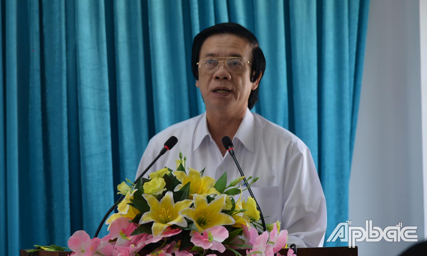 Comrade Nguyen Van Danh speaks at the meeting.