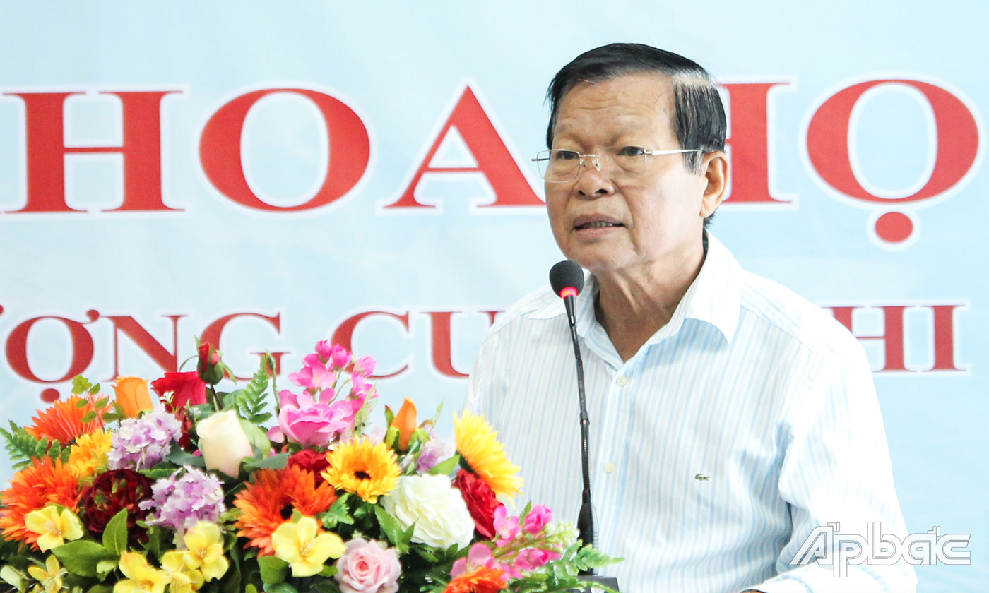 Tiến sĩ Nguyễn Văn Khang phát biểu ý kiến tại buổi Hội thảo khoa học.