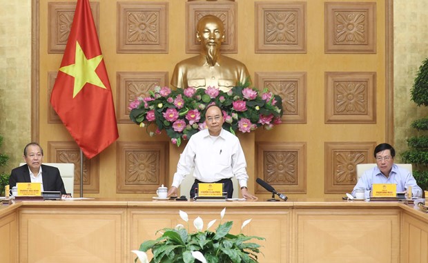  Prime Minister Nguyen Xuan Phuc (standing) speaks at the meeting in Hanoi on March 9 (Photo: VNA)