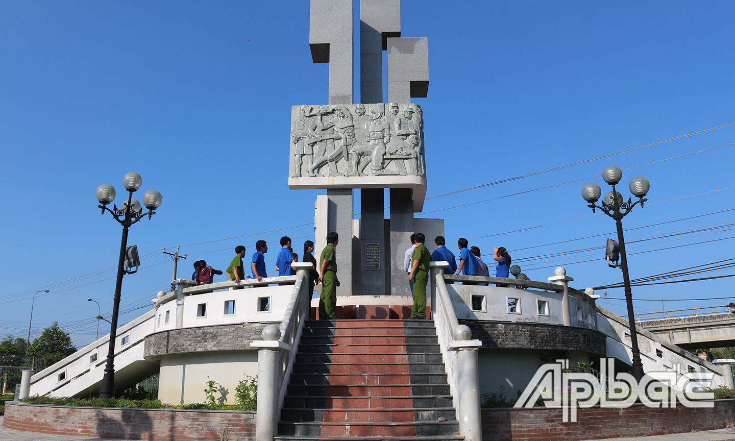Bia căm thù tại Di tích Bến đò Phú Mỹ  là địa điểm “về nguồn” của đoàn viên, thanh niên trong tỉnh.