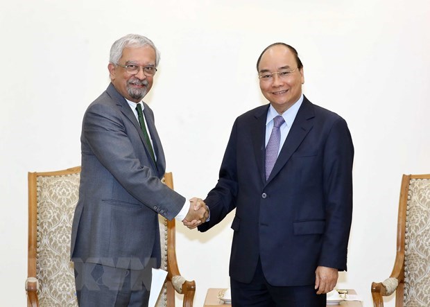 Prime Minister Nguyen Xuan Phuc (R) and UN Resident Coordinator in Vietnam Kamal Malhotra (Photo: VNA)h