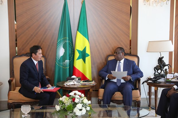  Senegalese President Macky Sall (R) receives Vietnamese Ambassador Nguyen Thanh Vinh on March 10 (Photo: VNA)