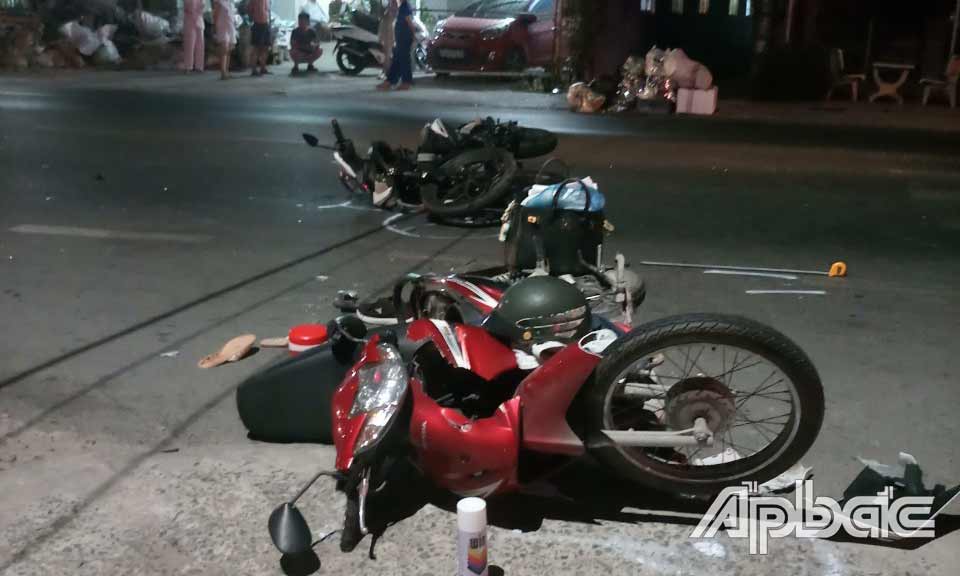 Hai xe máy vỡ nát sau tai nạn.