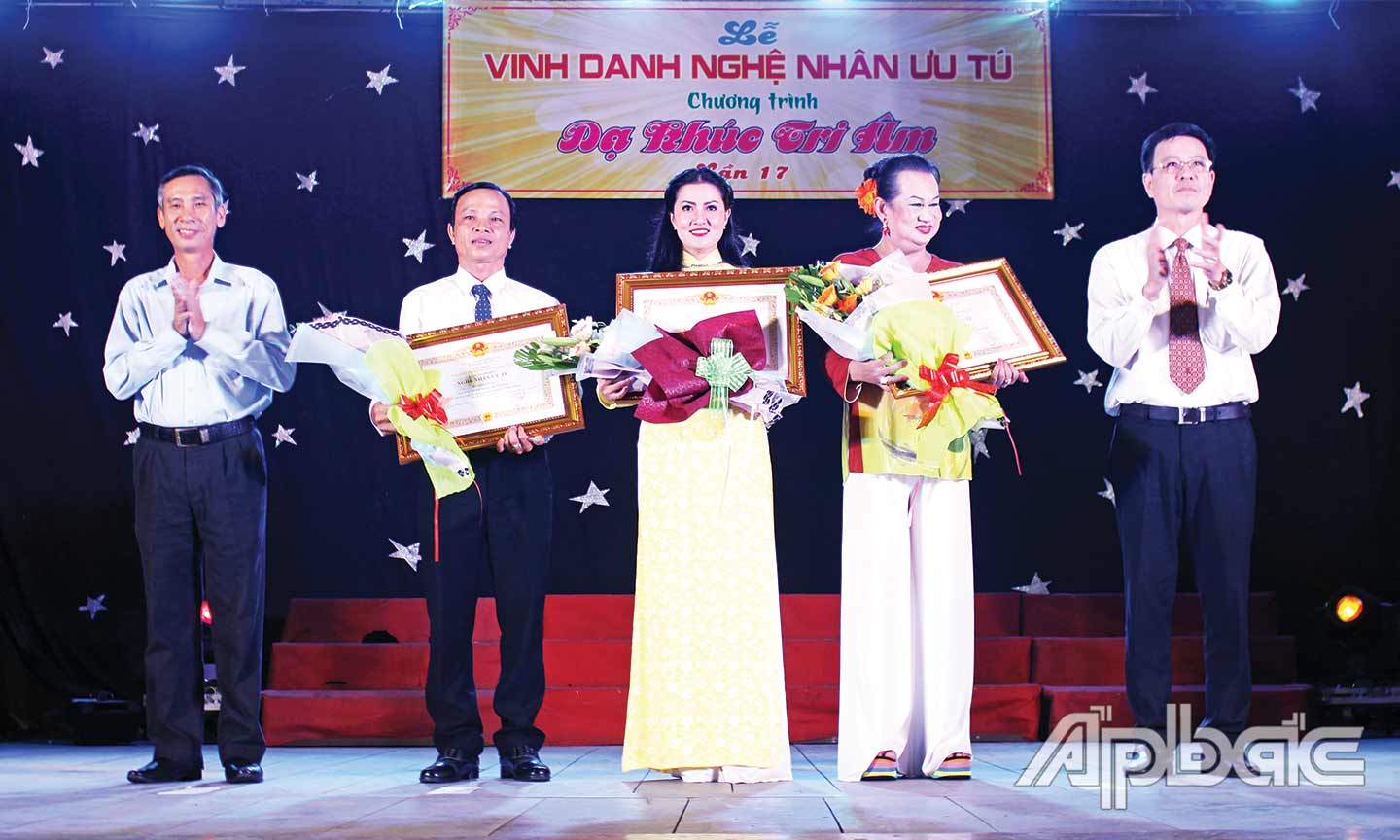 Nghệ nhân Út Son (thứ 2 từ phải sang) được phong tặng danh hiệu Nghệ nhân Ưu tú đối với loại hình nghệ thuật bóng rỗi.