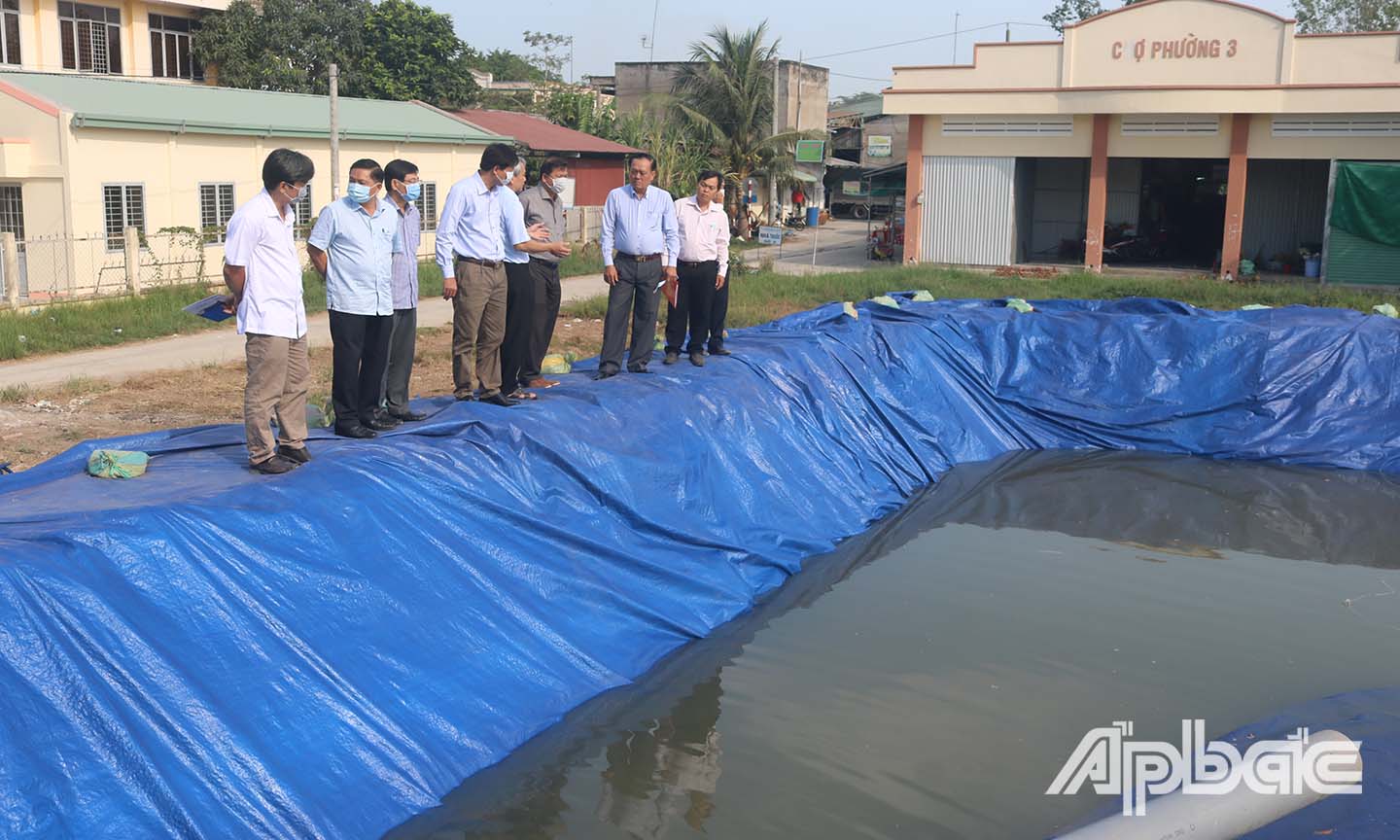Đồng chí Lê Văn Nghĩa (thứ 2 từ phải sang) đến khảo sát ao bạt chứa nước ở phường 3, Thị xã Cai Lậy.