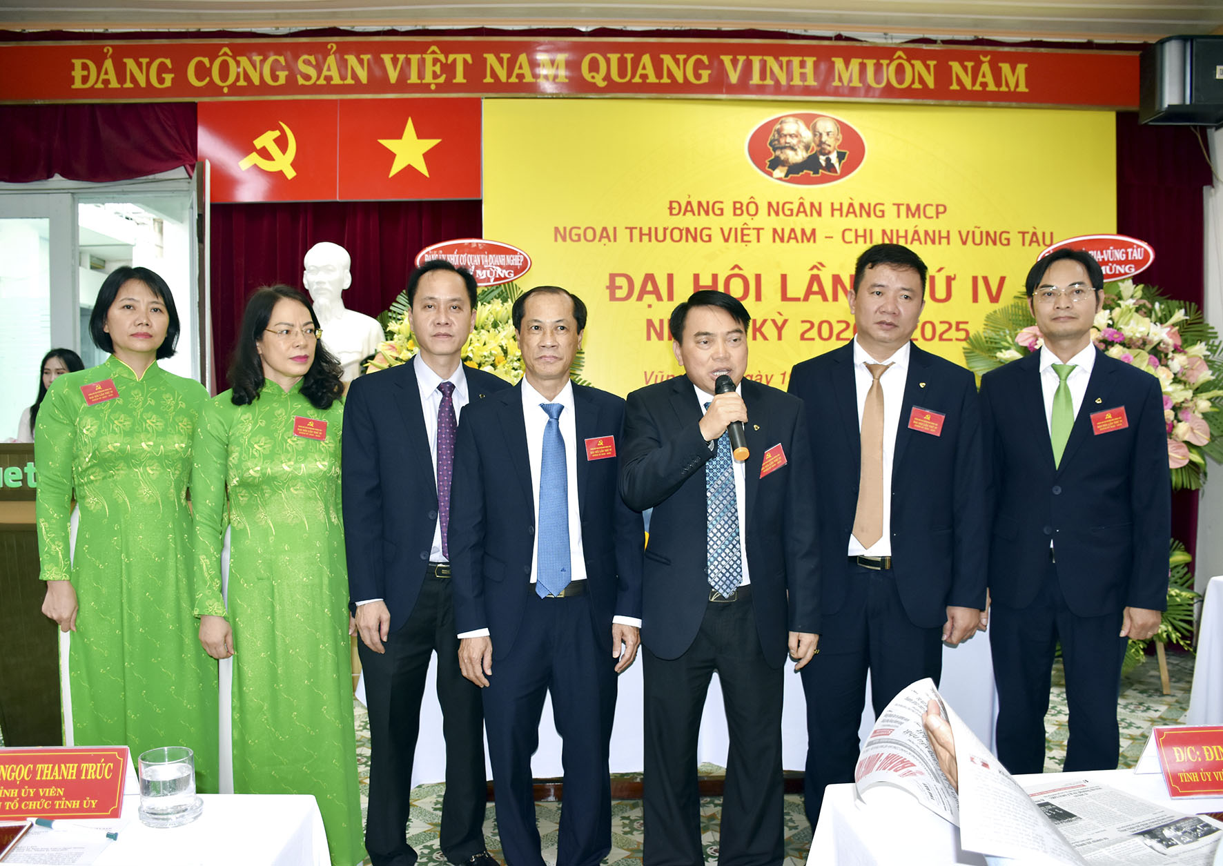Ban Chấp hành Đảng bộ Vietcombank Vũng Tàu nhiệm kỳ 2020-2025 ra mắt Đại hội.