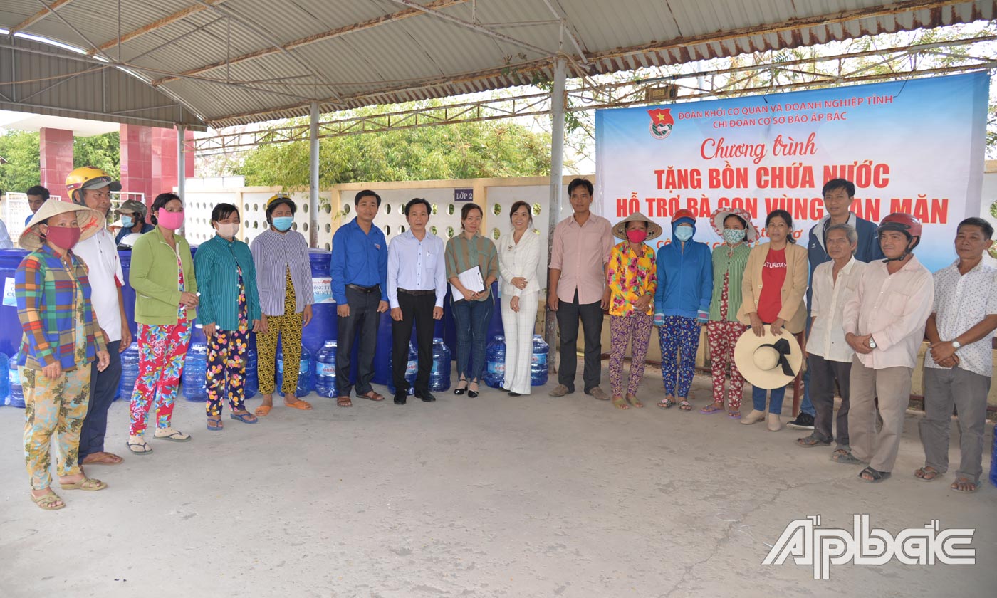 Trao tặng 20 bồn nước cho người dân ở xã Tân Thạnh.