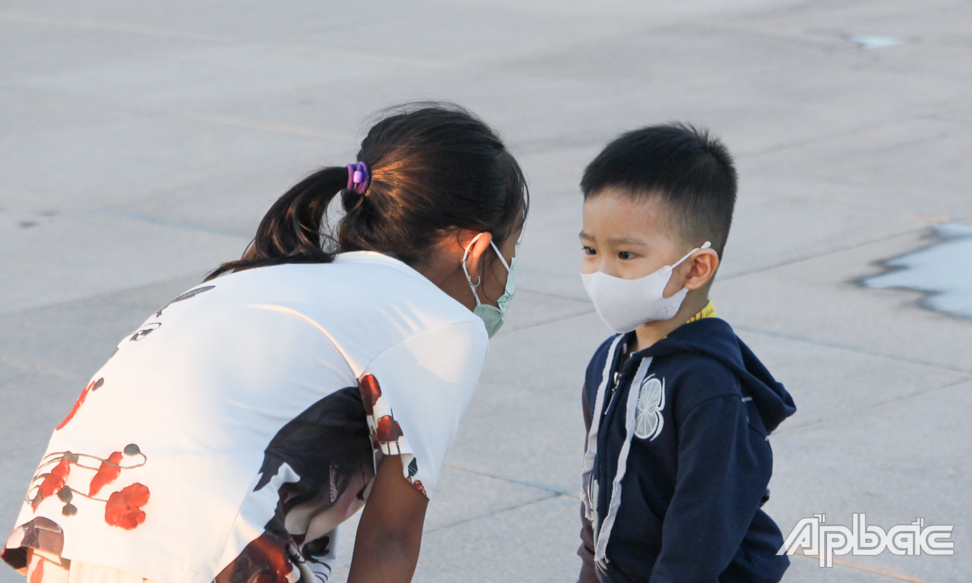 Phụ huynh tập thói cho trẻ đeo khẩu trang khi ra đường và đến những nơi công cộng. Ảnh: Trẻ em đeo khẩu trang vui chơi tại Quảng trường Trung tâm tỉnh.