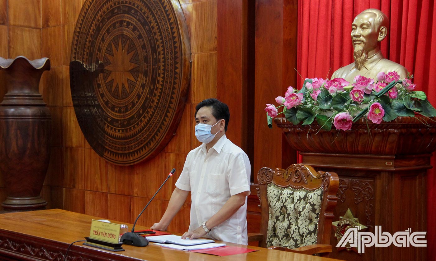Đồng chí Trần Văn Dũng đeo khẩu trang trong cuộc họp Ban Chỉ đạo phòng, chống dịch Covid-19 tỉnh.