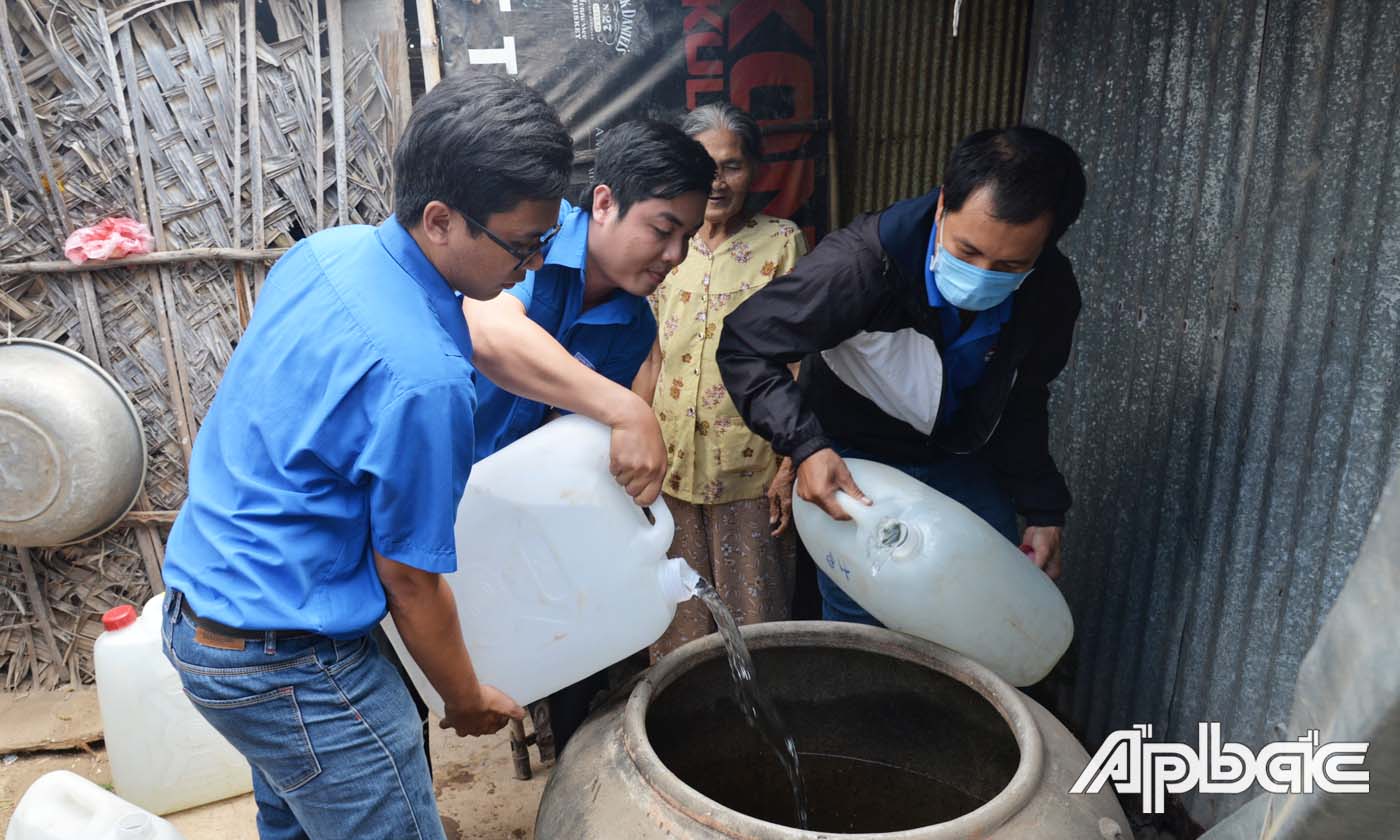 Đoàn viên Báo Ấp Bắc vận chuyển nước sạch về nhà hộ dân có hoàn cảnh khó khăn ở xã Tân Thạnh (huyện Tân Phú Đông).