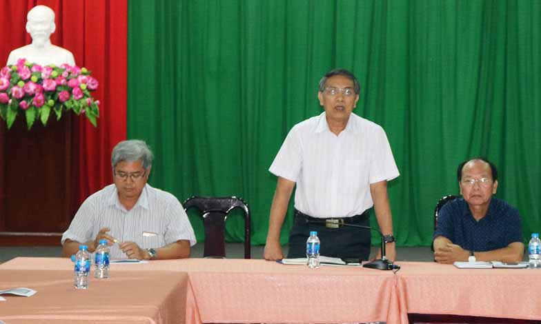 Chủ tịch UBND tỉnh Cao Văn Trọng phát biểu chỉ đạo tại cuộc họp.