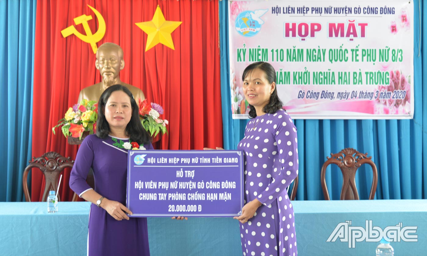 Chủ tịch Hội LHPN tỉnh Nguyễn Thị Kim Phượng trao Bảng tượng trưng hỗ trợ 20 triệu đồng cho Hội LHPN huyện Gò Công Đông phòng, chống hạn, mặn.
