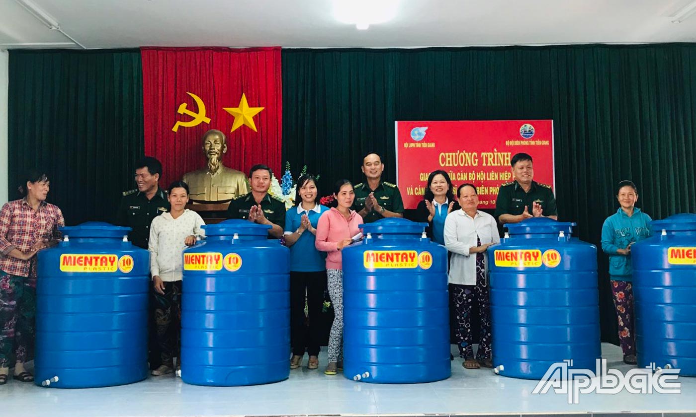 Trao tặng bồn chứa nước cho người dân huyện Tân Phú Đông.