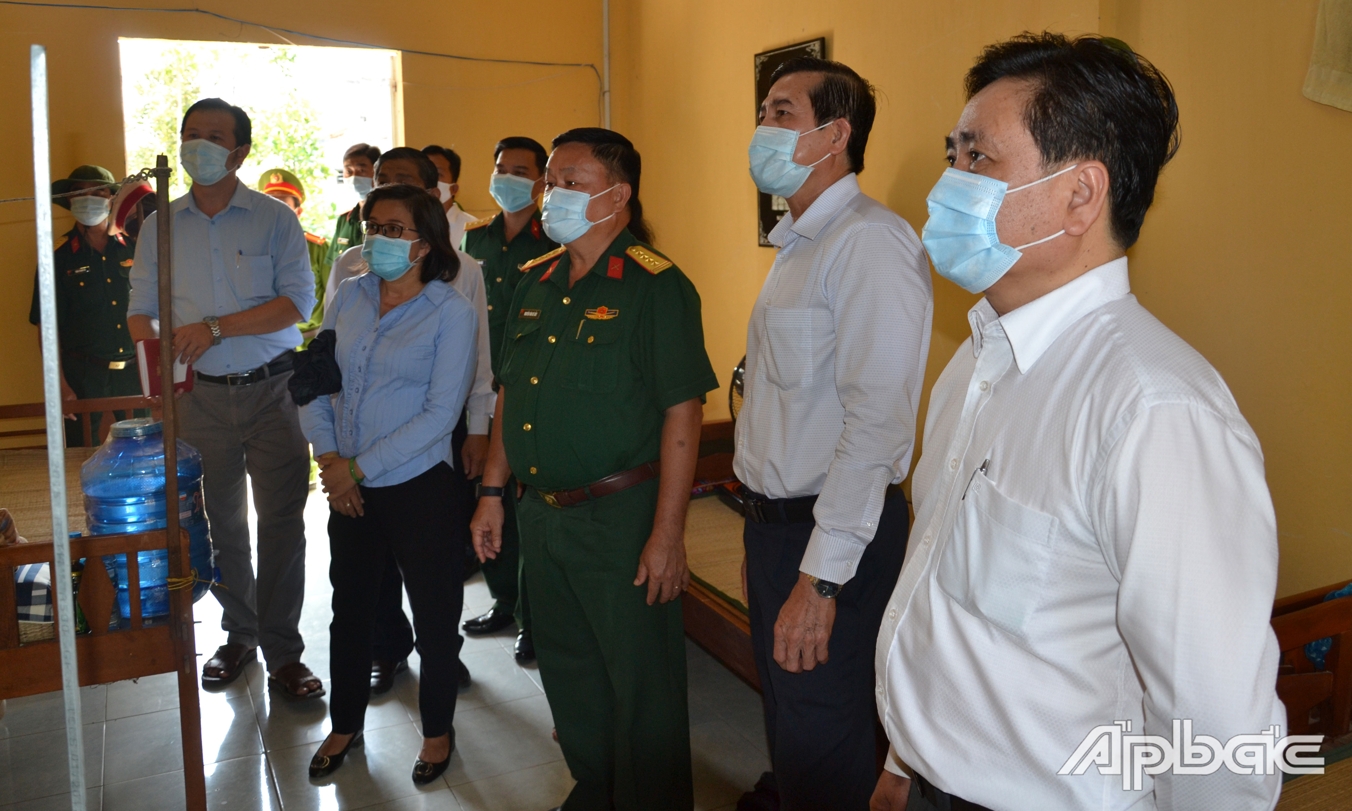 Provincial leaders inspected the isolation of citizens returning home at the local Military School.