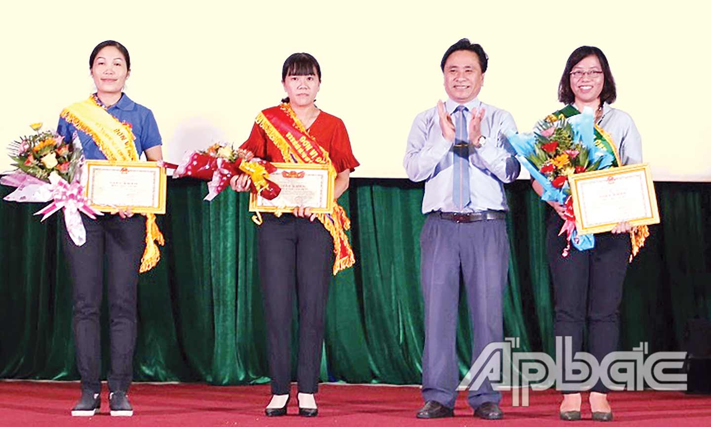 Tỉnh ủy viên, Phó Chủ tịch UBND tỉnh Trần Văn Dũng trao giải cho các đơn vị  đoạt giải tại Hội thi Tìm hiểu kiến thức pháp luật về BĐG và phòng, chống bạo lực trên cơ sở giới năm 2019.