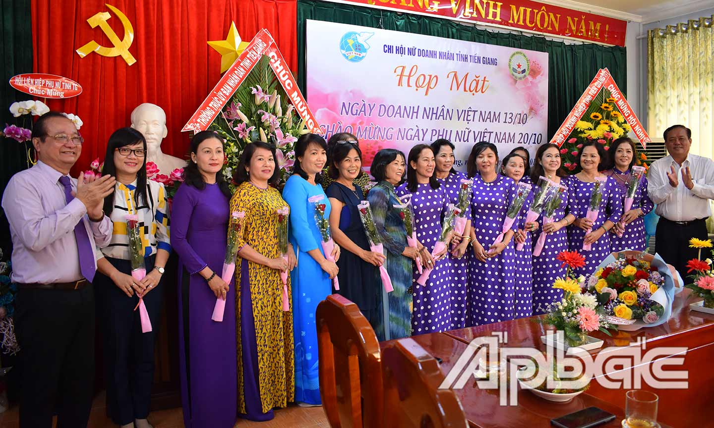Lãnh đạo tỉnh tặng hoa chúc mừng các nữ doanh nhân nhân Ngày Doanh nhân Việt Nam. 	Ảnh: P. MAI