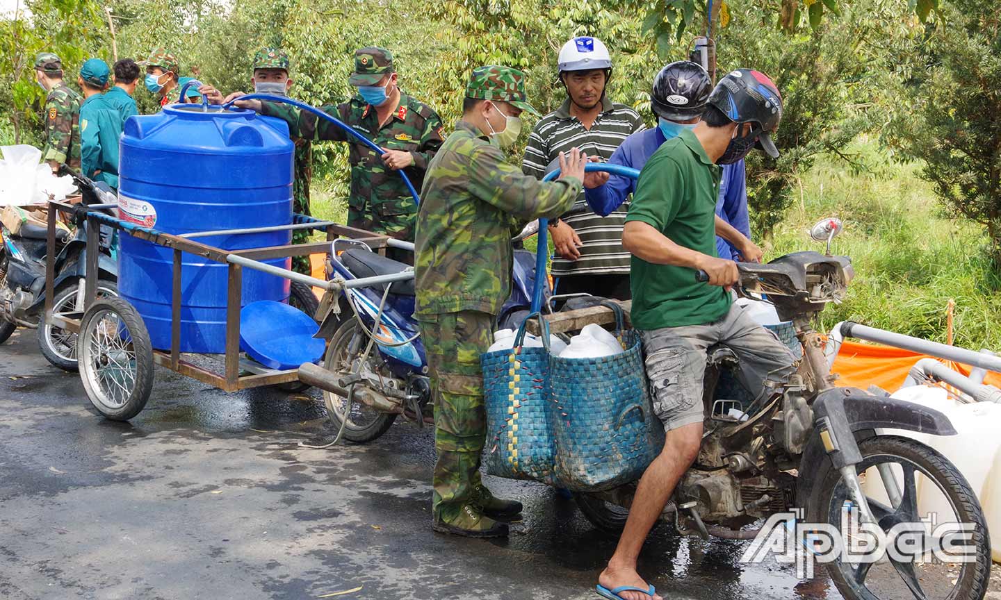 Cán bộ, chiến sĩ LLVT tỉnh hỗ trợ vận chuyển, cung cấp nước ngọt cho nhân dân.
