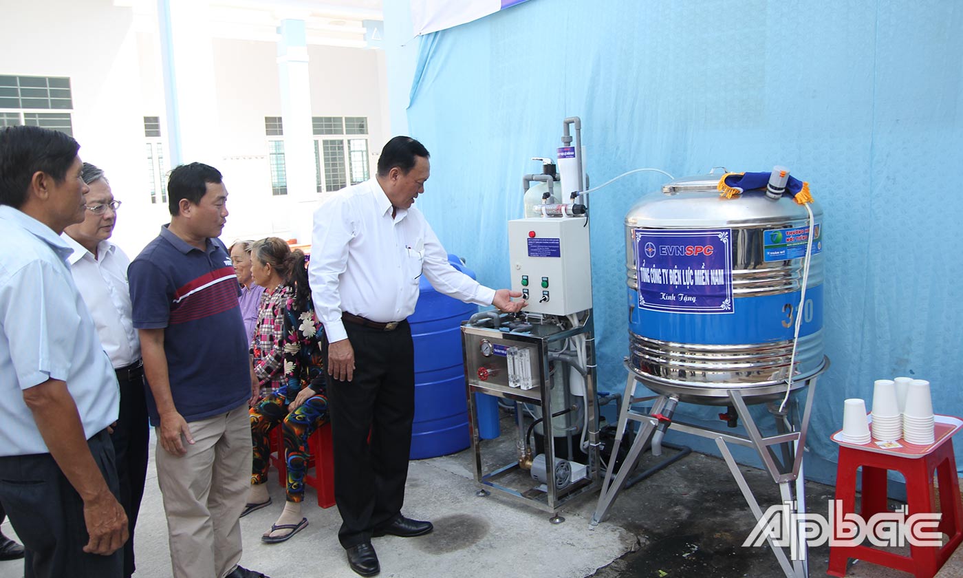 máy lọc nước lợ sang nước ngọt với công suất 65 lít/giờ.