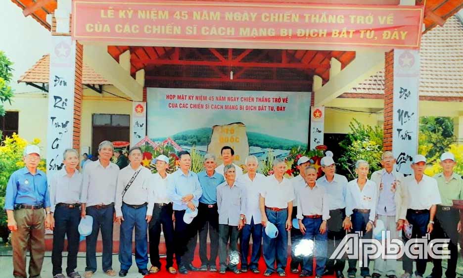 Đoàn cựu tù kháng chiến của tỉnh về thăm lại Nhà tù Phú Quốc.  