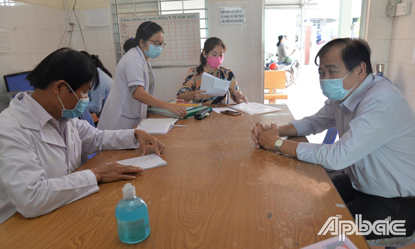 Đồng chí Nguyễn Minh Tân kiểm tra tình hình phòng, chống dịch bệnh tại xã Đăng Hưng Phước.