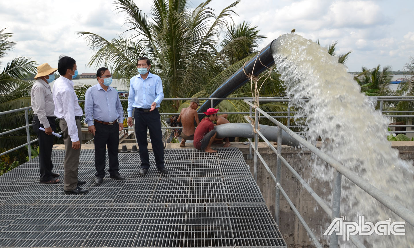 Lãnh đạo tỉnh kiểm tra việc việc vận chuyển nước ngọt về Nhà máy nước BOO Đồng Tâm để phục vụ việc sản xuất nước sinh hoạt cung cấp cho nhân dân các huyện, thị phía Đông.