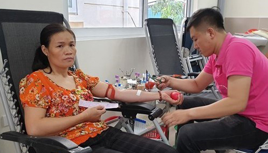  A citizen donates blood at the fixed blood donation site in Hanoi's Thanh Xuan district (Photo: VNA)