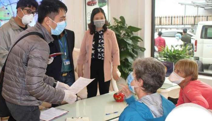 Vietnam has decided to extend temporary residence permits for foreigners who are currently in the country and unable to leave because of travel restrictions or quarantine order related to COVID-19. (Illustrative photo: VNA)