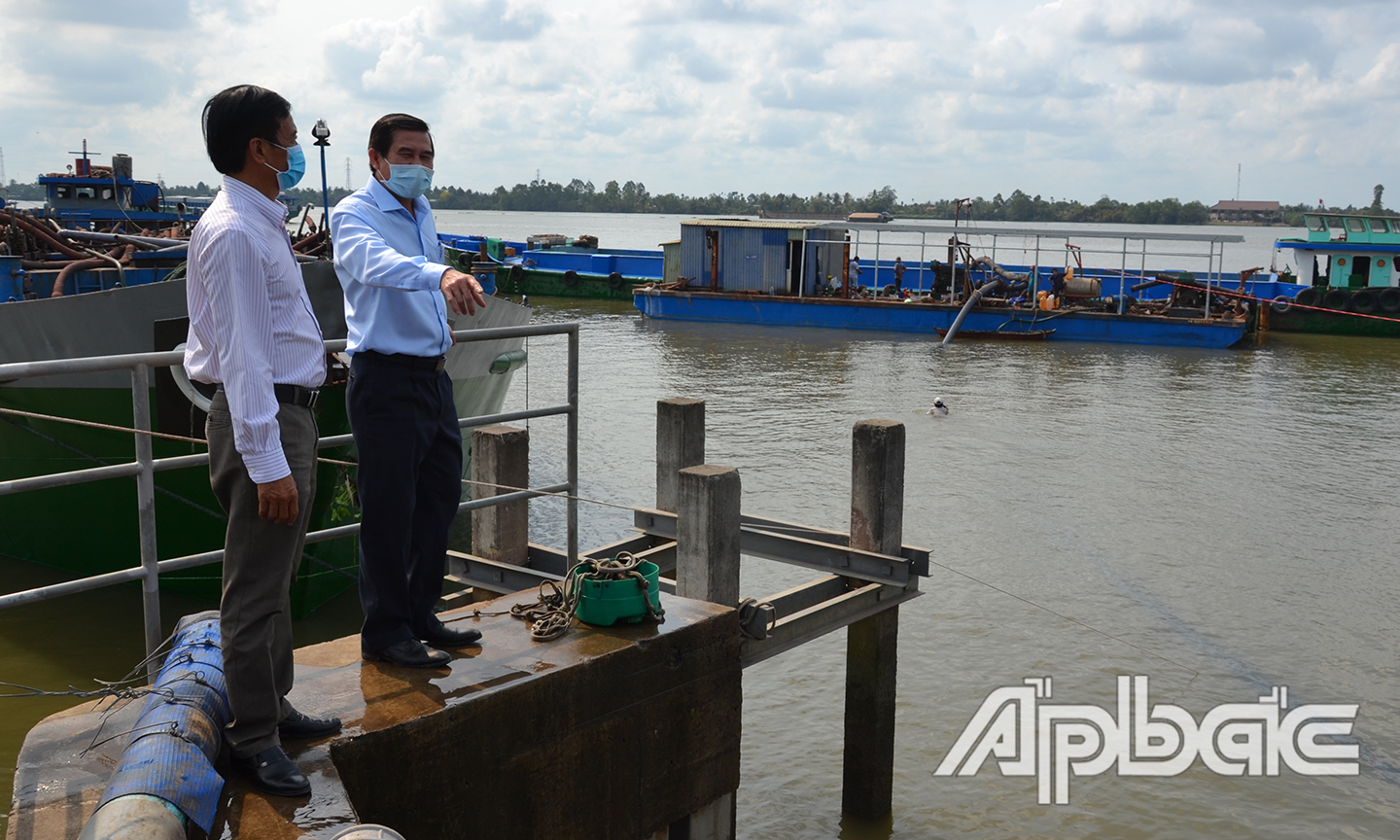 Chủ tịch UBND tỉnh Lê Văn Hưởng kiểm tra việc vận chuyển nước ngọt bằng sà lan về Nhà máy nước BOO Đồng Tâm.