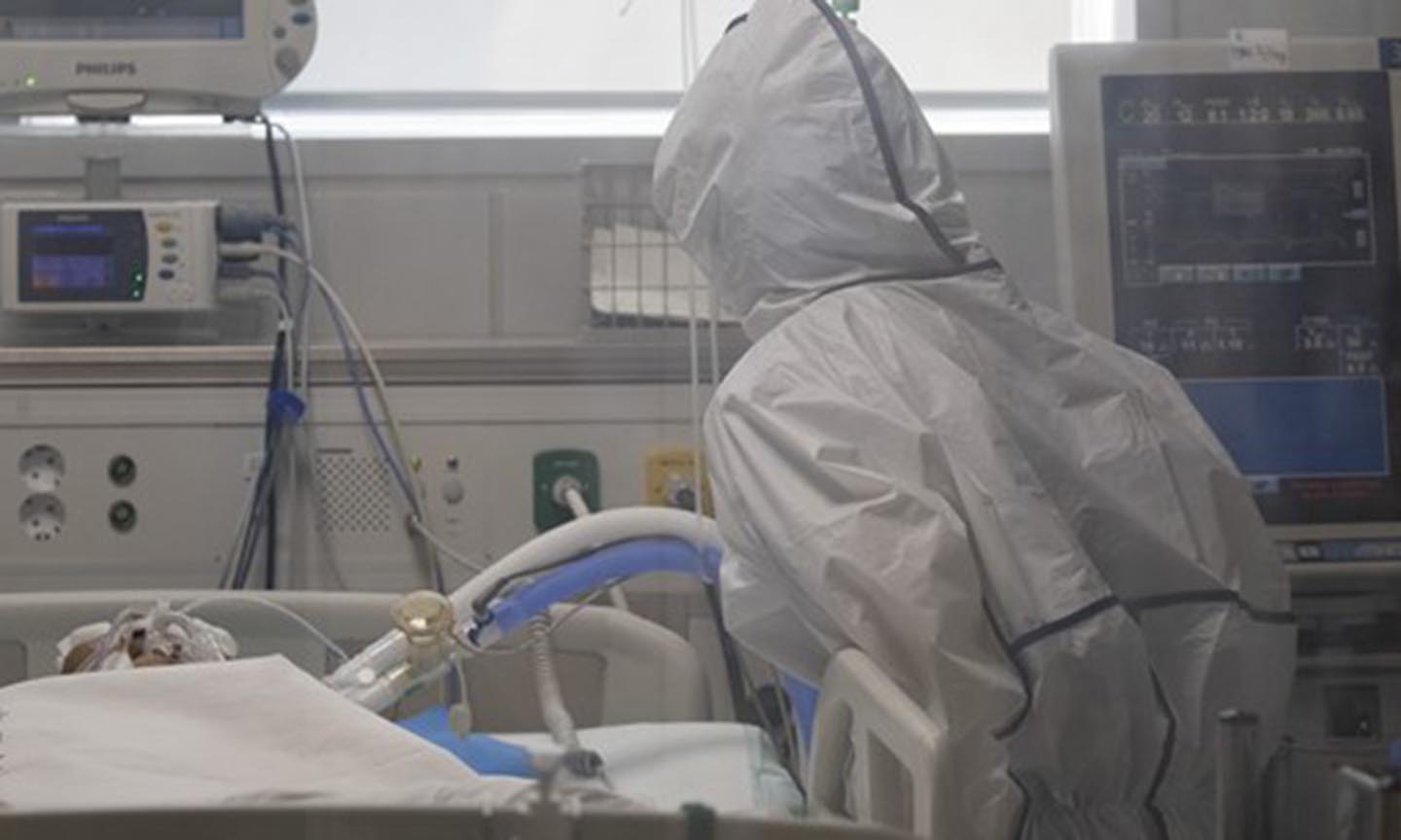 Nhân viên y tế chăm sóc bệnh nhân mắc COVID-19 tại một bệnh viện ở thành phố Daegu, Hàn Quốc ngày 18/3/2020. (Ảnh: Yonhap/TTXVN)