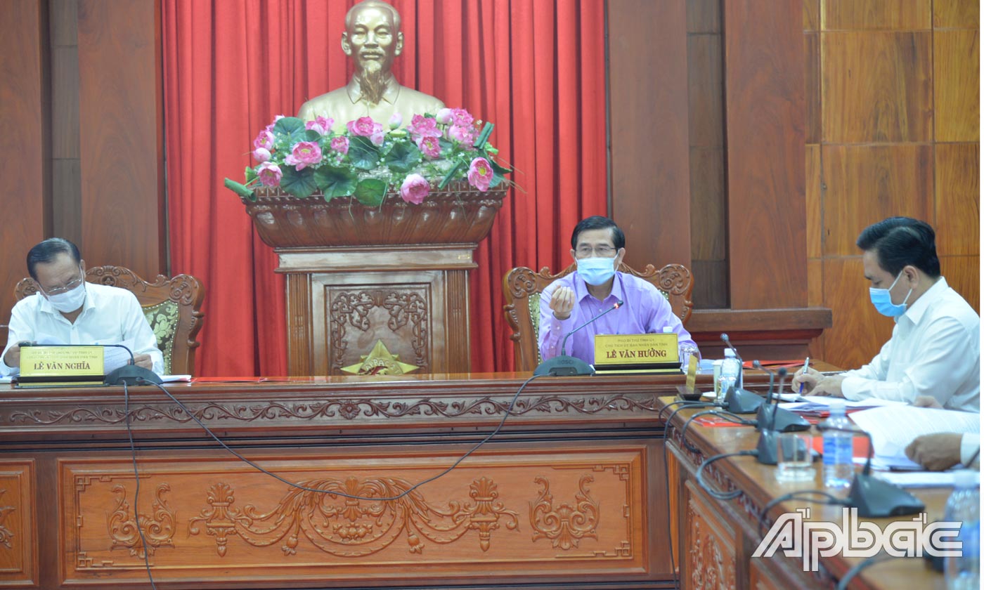 Đồng chí Lê Văn Hưởng phát biểu ttai5cuo65c họp.