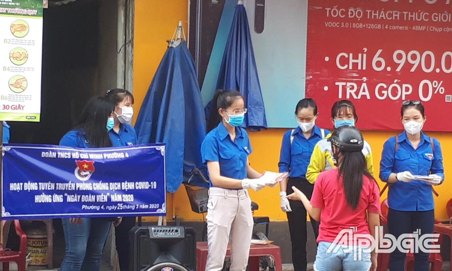 Đoàn viên, thanh niên phát khẩu trang và tuyên truyền phòng, chống dịch bệnh Covid-19 tại khu vực chợ.