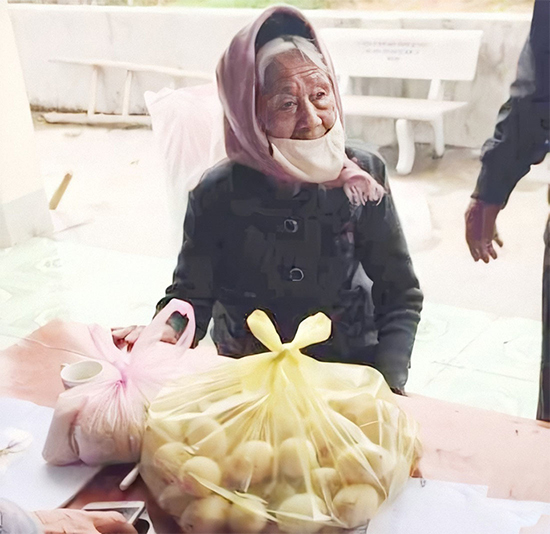 Cụ Lê Thị Xuân mang gạo và trứng đến nhà văn hóa để ủng hộ chống dịch. Ảnh: vietnamnet.vn