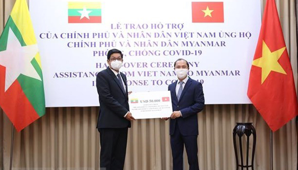 Deputy Foreign Minister Nguyen Quoc Dung (R) and Ambassador of Myanmar to Vietnam Kyaw Soe Win at the handover ceremony (Source: VNA)