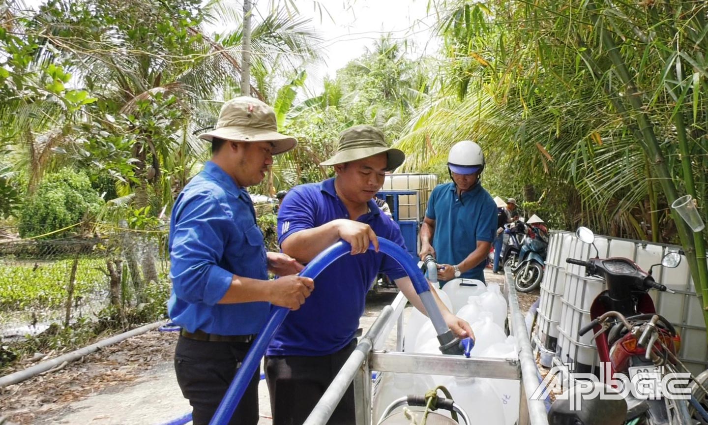Thanh niên xã Cẩm Sơn hỗ trợ cấp nước ngọt cho người dân tưới sầu riêng  (ảnh chụp đầu tháng 3-2020).