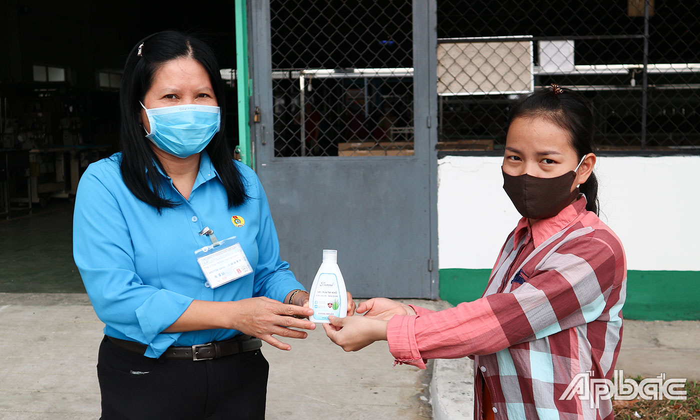 Chủ tịch Công đoàn Các khu công tỉnh Tiền Giang trao tặng nước rửa tay cho công nhân.