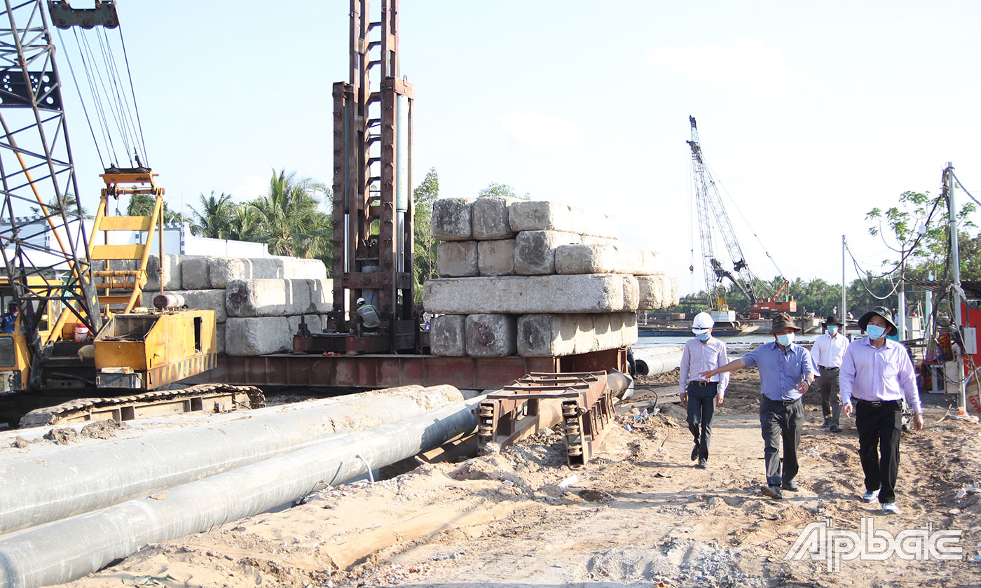 Đồng chí Lê Văn Hưởng kiểm tra tiến độ thi công công trình xây dựng cầu Bình Xuân.