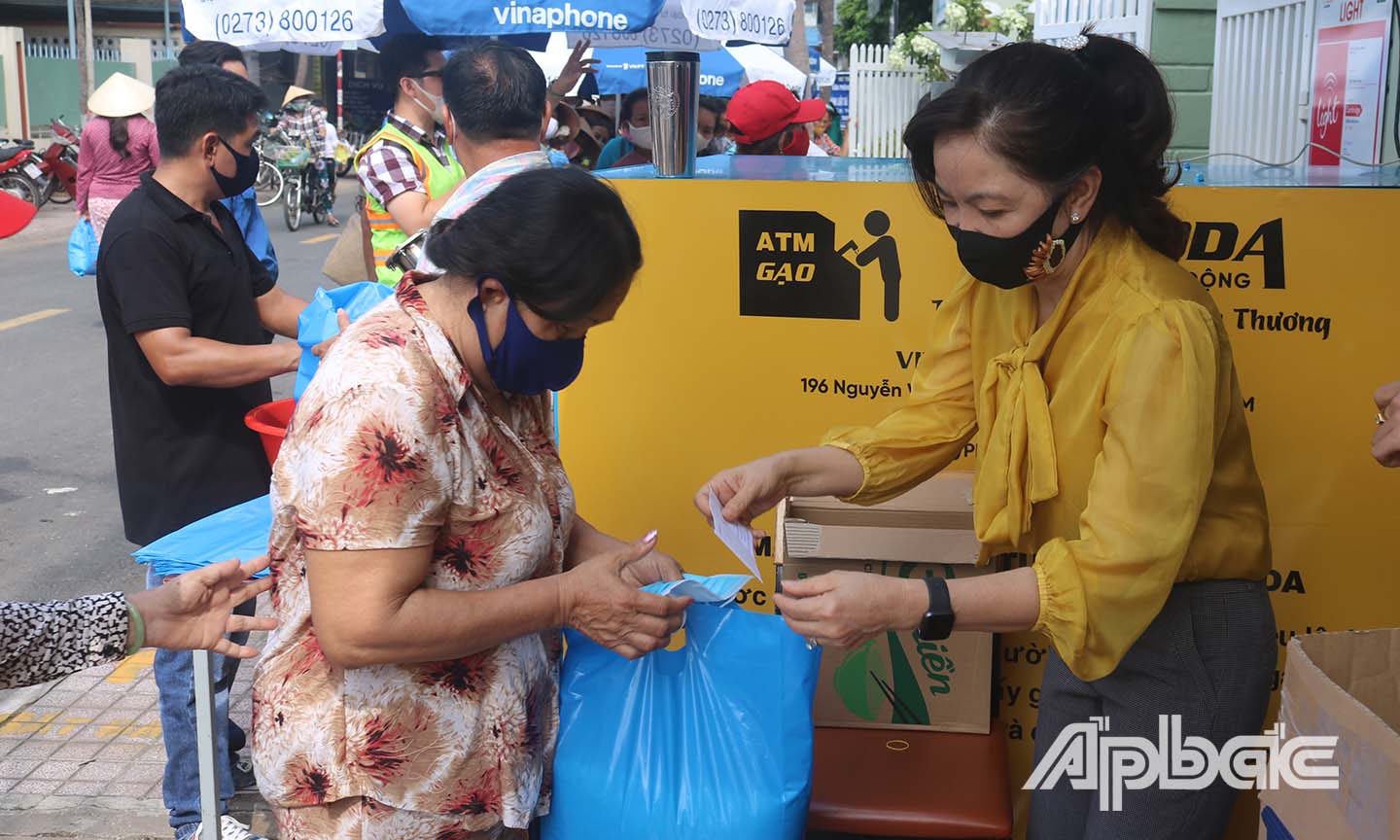 Người dân đến nhận gạo miễn phí tại cây “ATM” gạo miễn phí ở đường Lê Lợi, TP. Mỹ Tho.