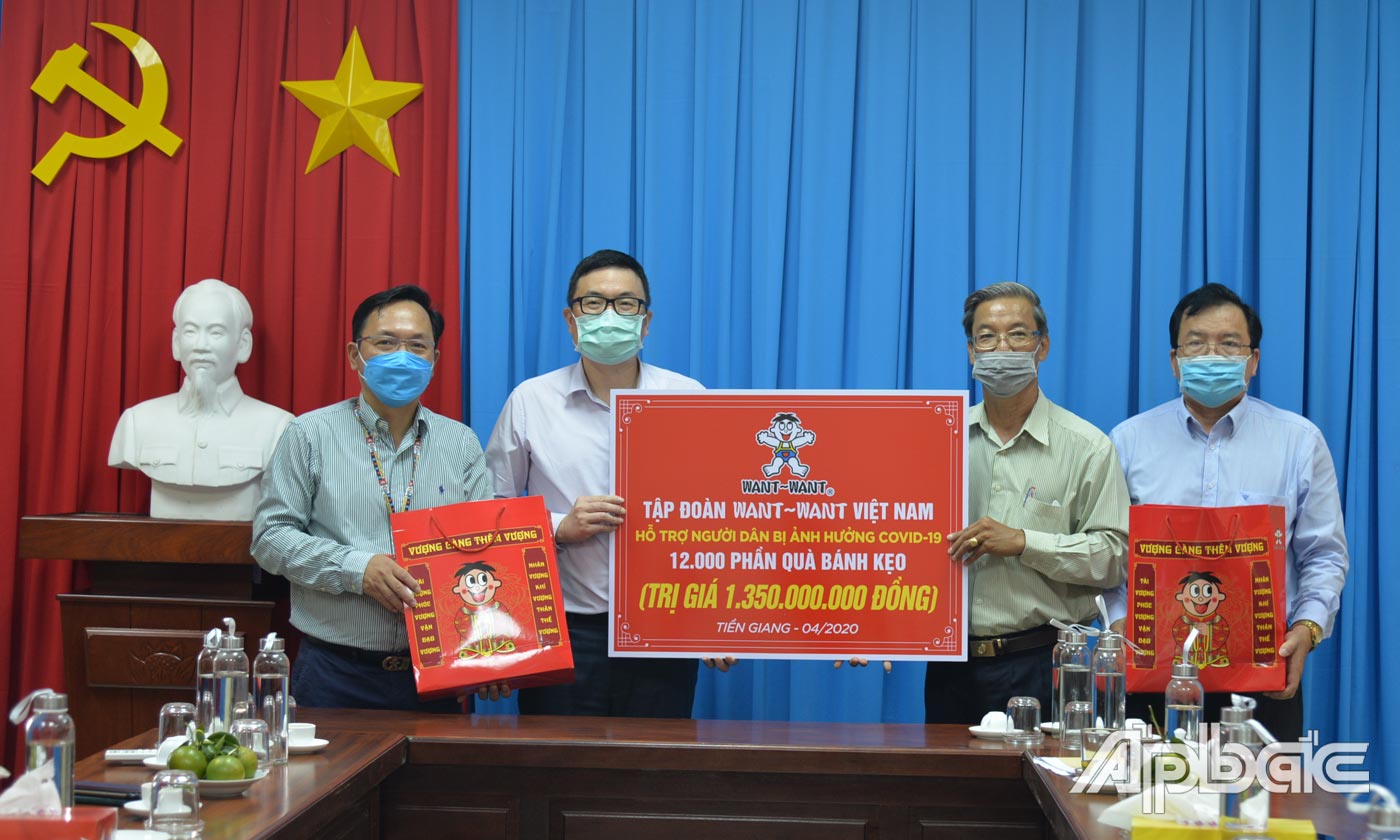 Tập đoàn Want-Want Việt Nam trao tặng 12.000 phần quà bánh kẹo hỗ trợ người dân bị ảnh hưởng dịch Covid-19 trên địa bàn tỉnh Tiền Giang.