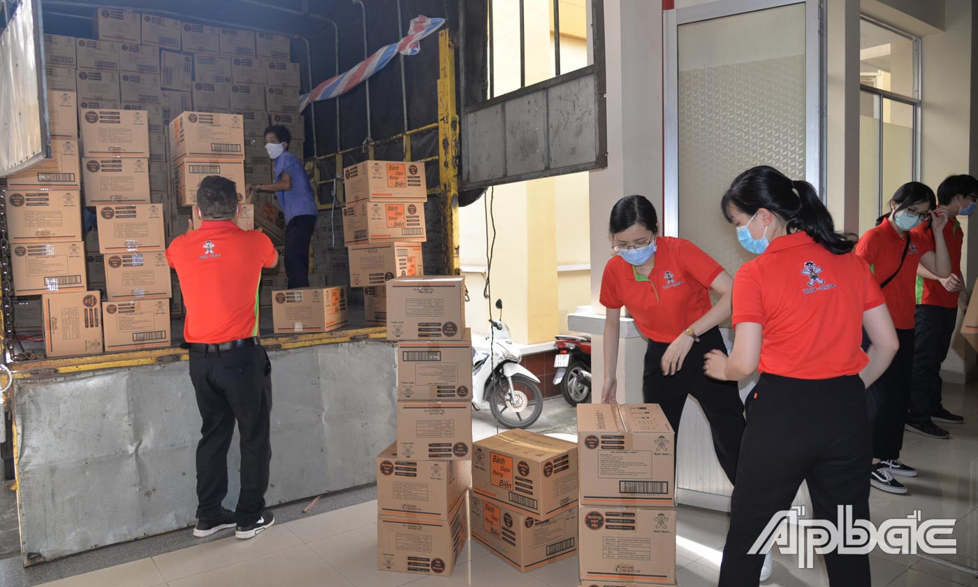 Tập đoàn Want-Want Việt Nam trao tặng 12.000 phần quà bánh kẹo hỗ trợ người dân bị ảnh hưởng dịch Covid-19 trên địa bàn tỉnh Tiền Giang.
