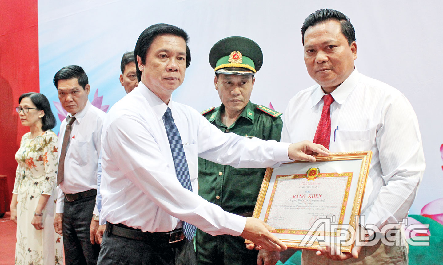 Đồng chí Nguyễn Văn Danh trao Bằng khen của Tỉnh ủy cho các tập thể có thành tích xuất sắc qua 2 năm thực hiện Chỉ thị 05 của Bộ Chính trị (2016 - 2018). Ảnh: P. MAI