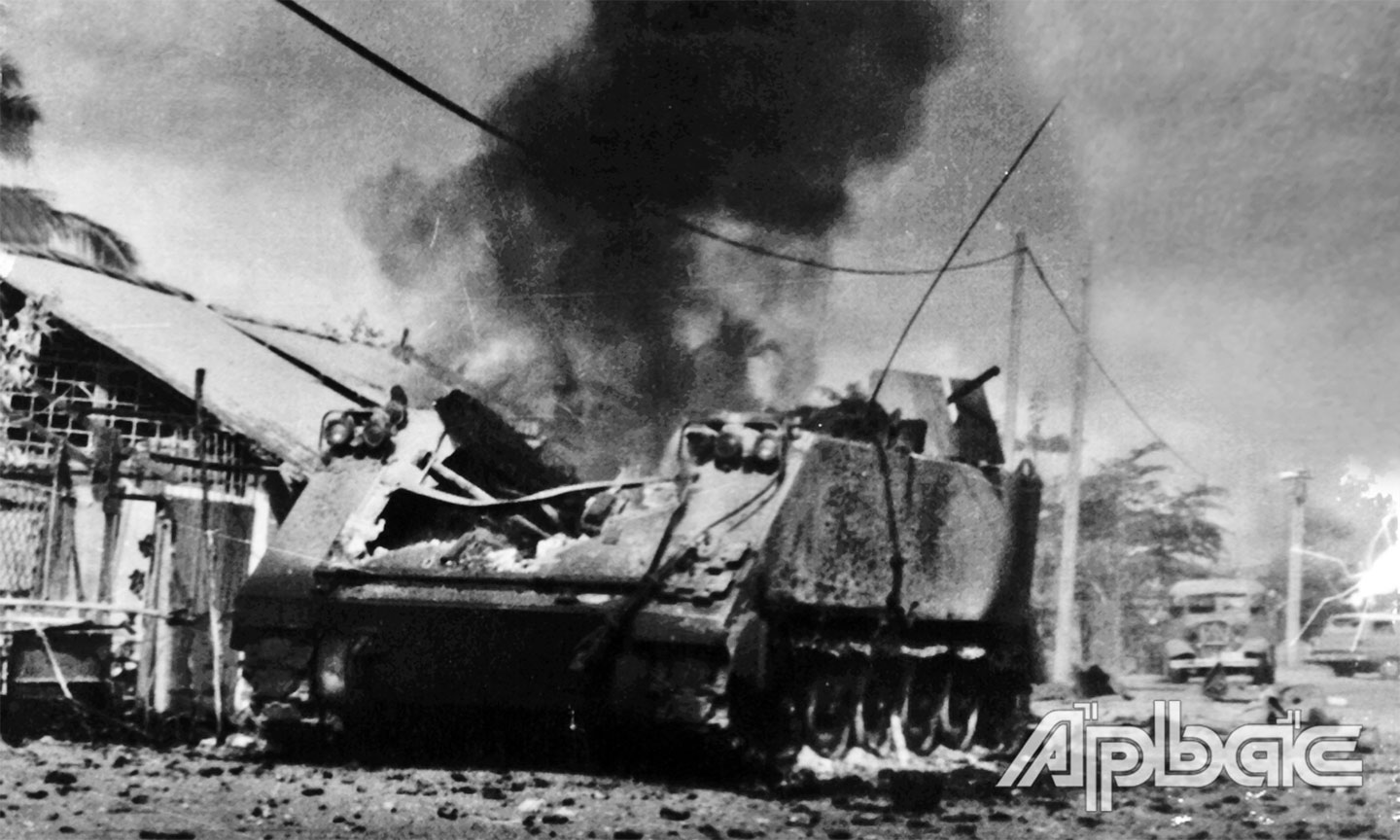 Xác xe tăng M113 của Mỹ bị quân ta bắn cháy trên phố Nguyễn Tri Phương (nay là đường Ấp Bắc, TP. Mỹ Tho). Ảnh: VŨ HOÀI NAM