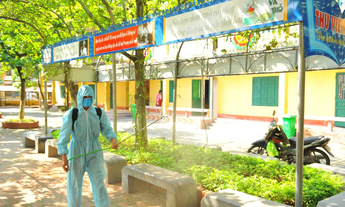 Phun thuốc khử trùng tại Trường Tiểu học Thanh Bình (thành phố Ninh Bình). (Ảnh: Minh Đức/TTXVN)