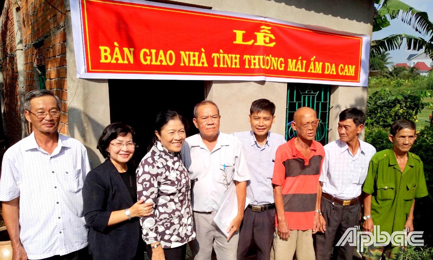 Đồng chí Dương Thị Lệ (thứ 3, từ trái sang) bàn giao “Mái ấm da cam” cho NNCĐDC.