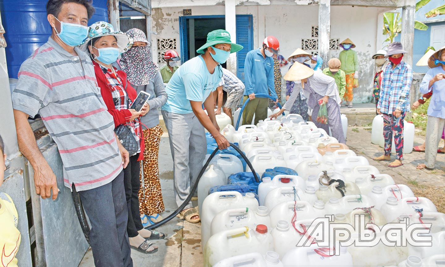Chi hội cấp phát nước ngọt miễn phí cho các hộ dân ấp 6, xã Tân Phước, huyện Gò Công Đông.