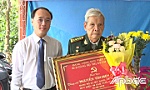 Trao Huy hiệu 60 năm tuổi Đảng cho đồng chí Nguyễn Văn Điện
